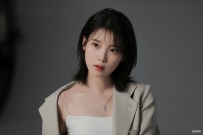 IU（李知恩）海报